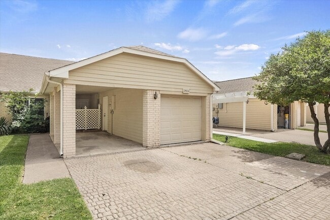 Building Photo - 2504 Brook Hollow Ct