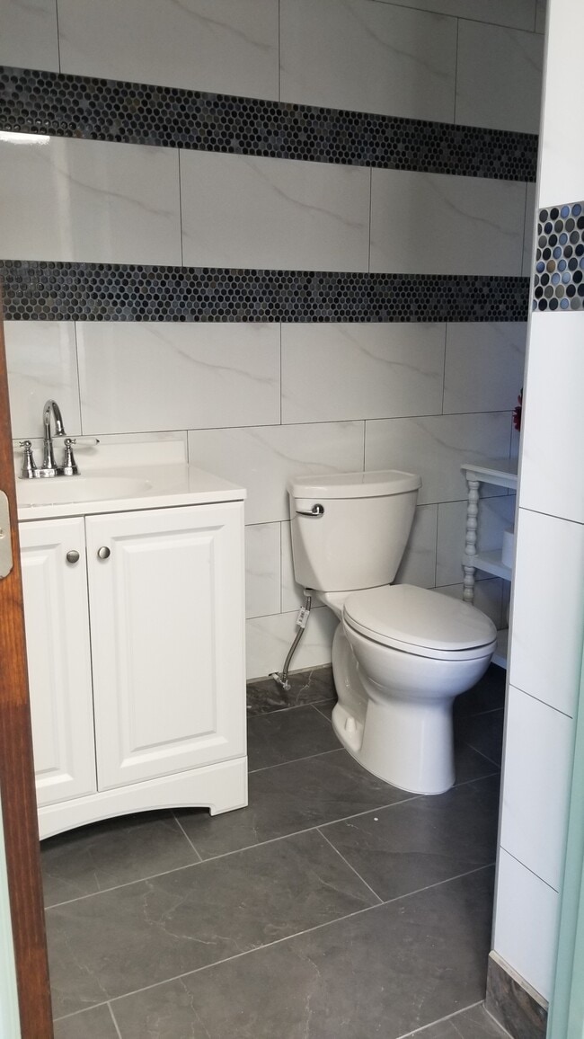Clean Bathrooms - 620 Dillingham Blvd Apartments