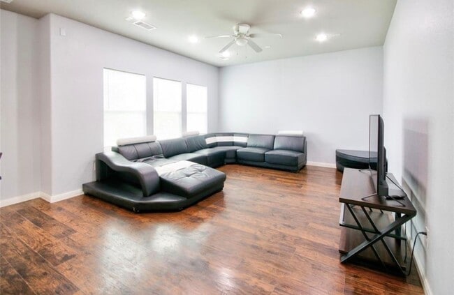 Photo - 3510 Oleander Ave