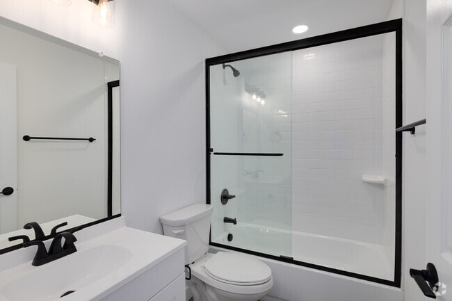 3BR, 2BA - 890SF - Bathroom - Mountain Vista