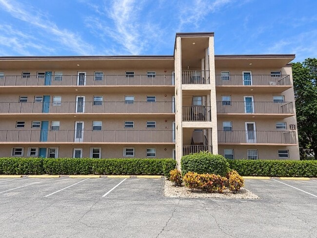Building Photo - 729 Lori Dr Unit 202