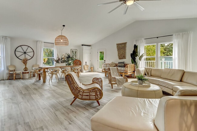 Building Photo - 156 Meadow Ave Unit ID1281985P