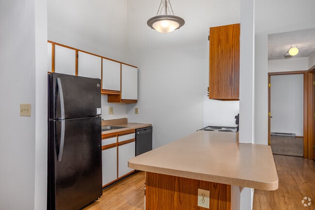 2BR, 2BA - 936SF - Kitchen - Muirwood Village Apartments