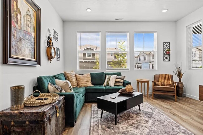 Building Photo - 187 N Nursery Ave Unit ID1308972P