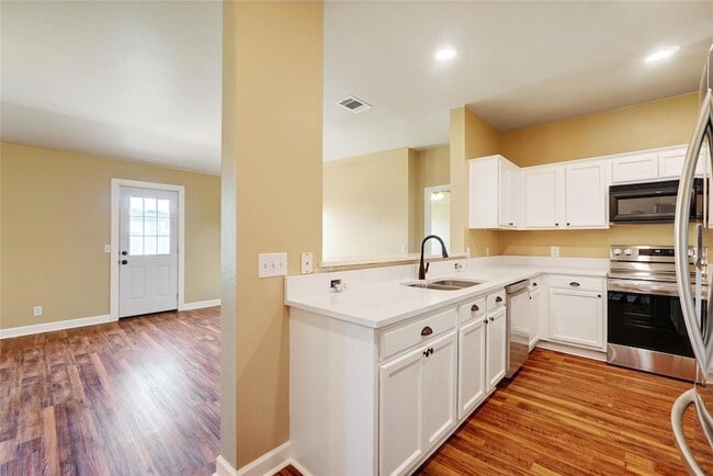 Building Photo - 136 Holmstrom St