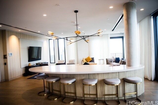 Photo - 987 Queen St