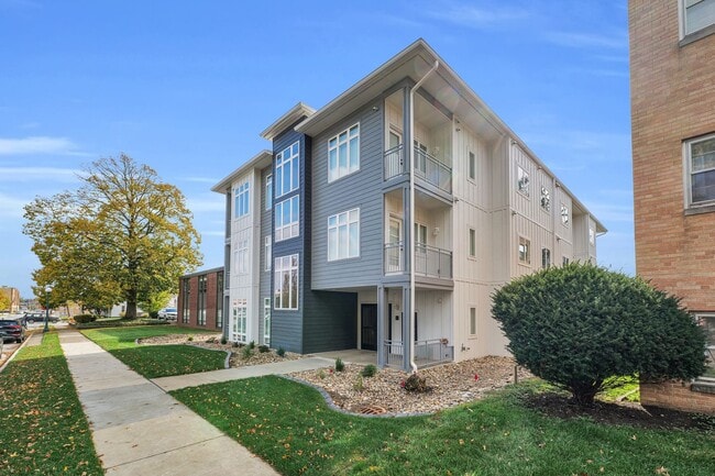 Photo - 305 W. Clark St