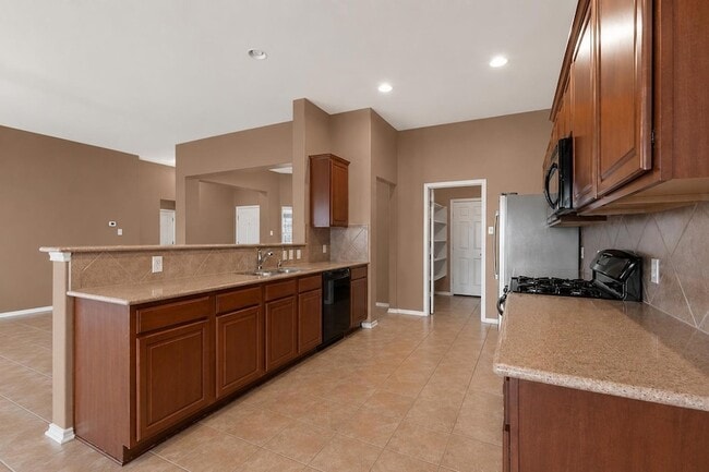 Photo - 354 Camelia Pkwy