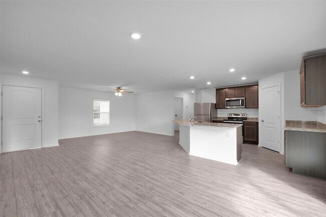 Photo - 192 Athabasca Dr