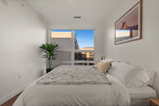 Photo - 644 400 W Unit SI FL7-ID1602587P