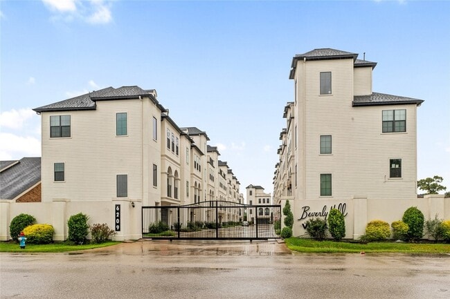 Building Photo - 3334 Beverly Frst Dr