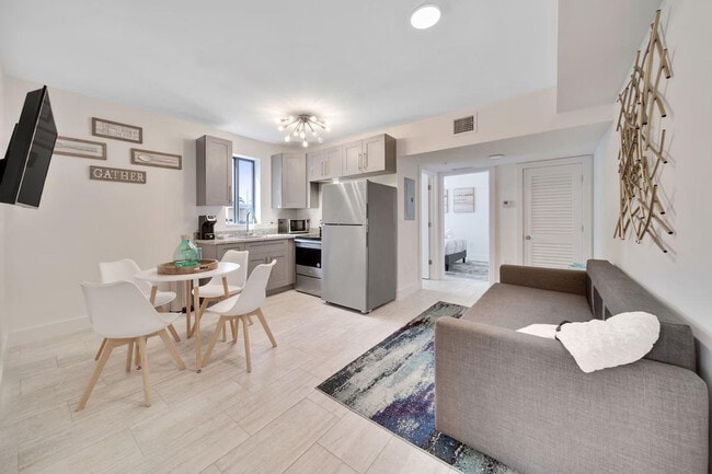 Building Photo - 1540 SW 22nd Ave Unit ID1388868P