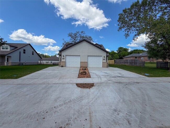 Photo - 413 W Dulin St