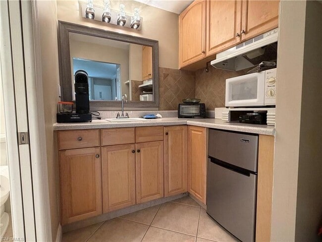 Photo - 2555 Tamiami Trail N