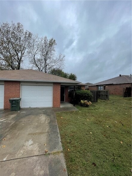 Building Photo - 670 W Martha Dr