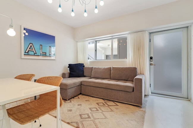 Building Photo - 250 Collins Ave Unit ID1272080P