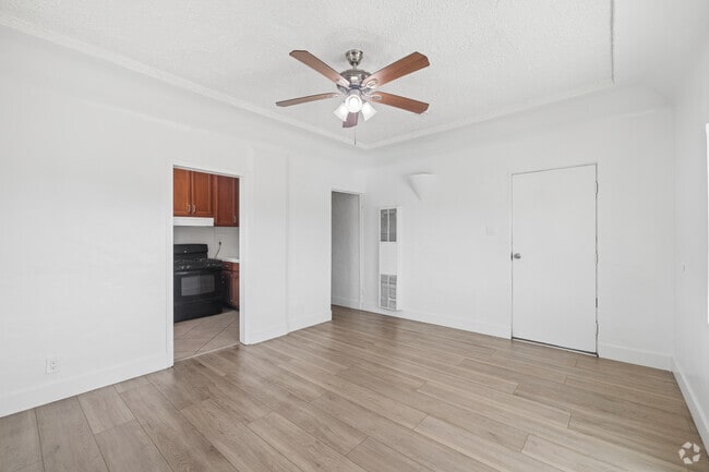 2BR, 1BA - 1,000SF - Living Room - 2700 S Redondo Blvd