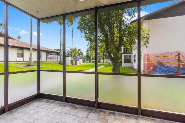 Building Photo - 345 W Laurel Dr Unit 2M