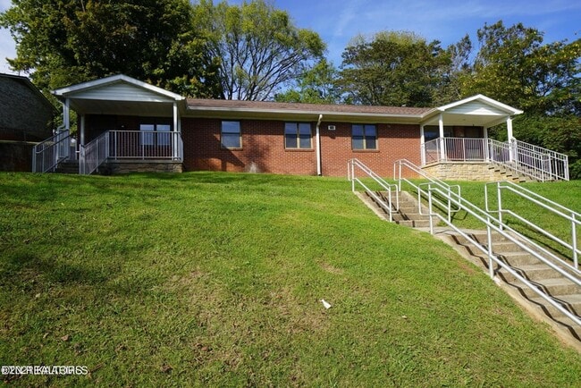 Building Photo - 706 Jay St