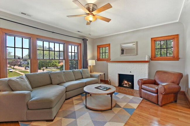 Building Photo - 915 W Pacific Ave Unit ID1265537P