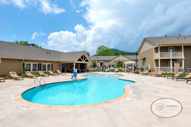 Saltwater Swimming Pool - The Villas at Avery Creek