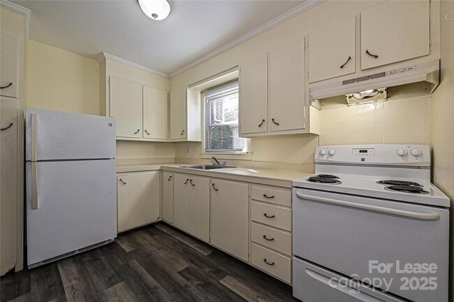 Photo - 260 Church St N