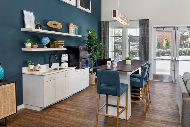 Clubhouse with Coffee Bar and Wi-Fi - Abbington West End