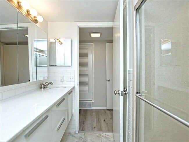 Building Photo - 2425 Ashdale Dr Unit 53