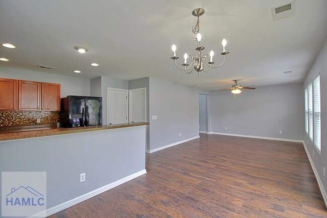 Photo - 207 Bender St