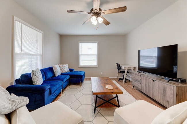 Building Photo - 2421 Saratoga Rd Unit ID1296515P