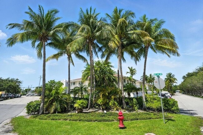 Building Photo - 1892 NE 46th St Unit B4B