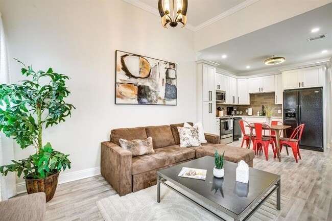 Photo - 2102 Philip St