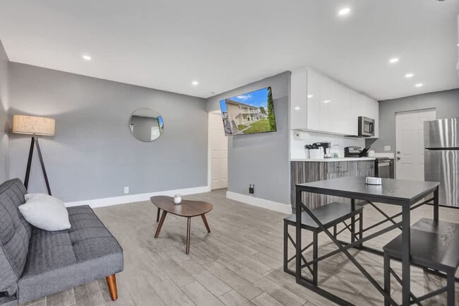 Photo - 906 N Riverside Dr Unit SI ID1503993P