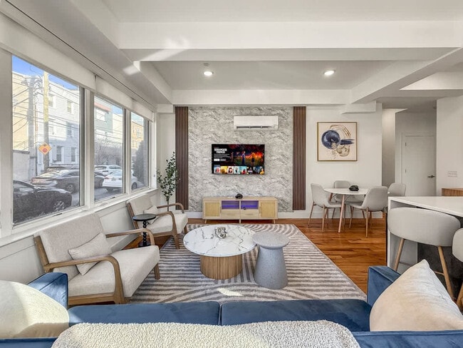 Photo - 236 W Thompson St Unit ID1055769P