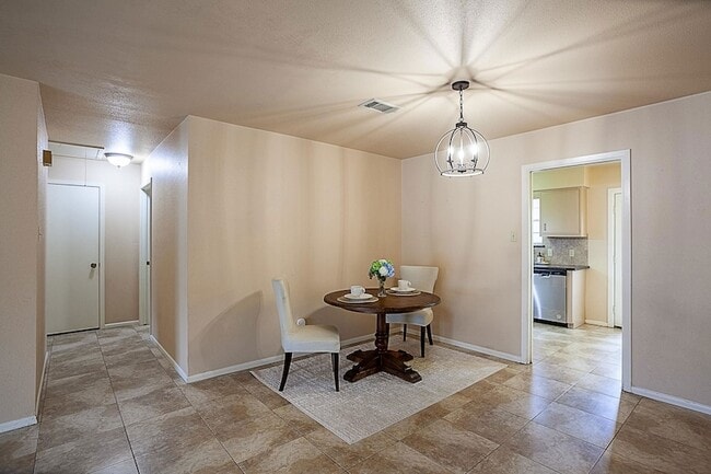 Photo - 5874 Meadow Way