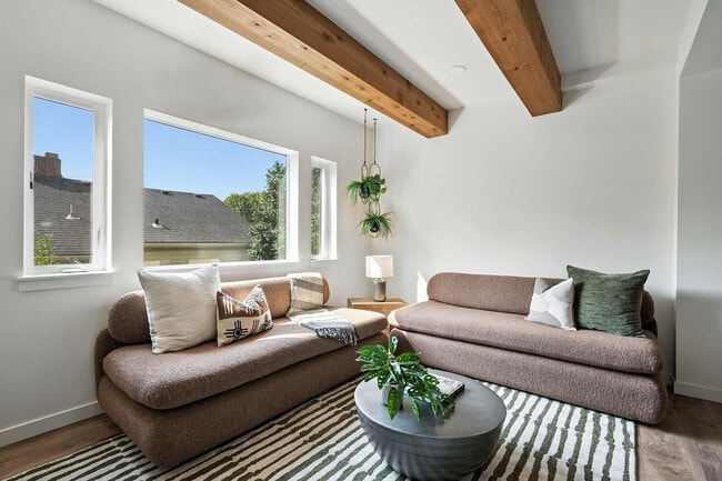 Building Photo - 925 NE 23rd Ave Unit ID1309841P