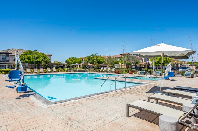 Pool - VASARI LUXURY APARTMENT HOMES