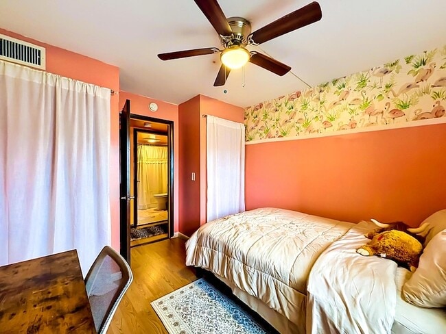 Building Photo - 706 Sunny Pine Way Unit F1