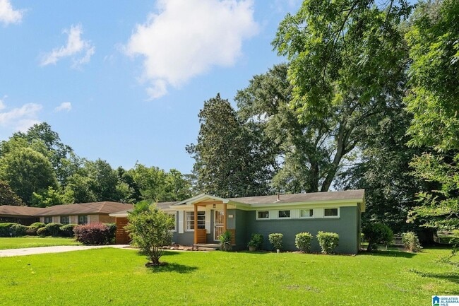 Photo - 852 Twin Lake Dr NE