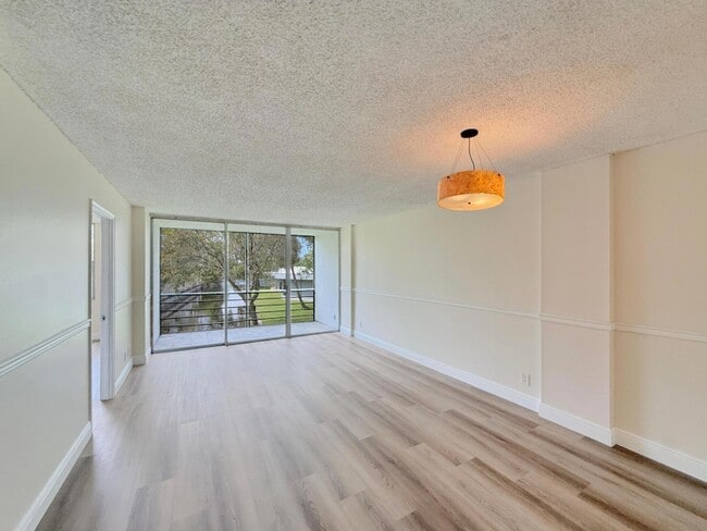 Photo - 113 Royal Pk Dr Unit 2C