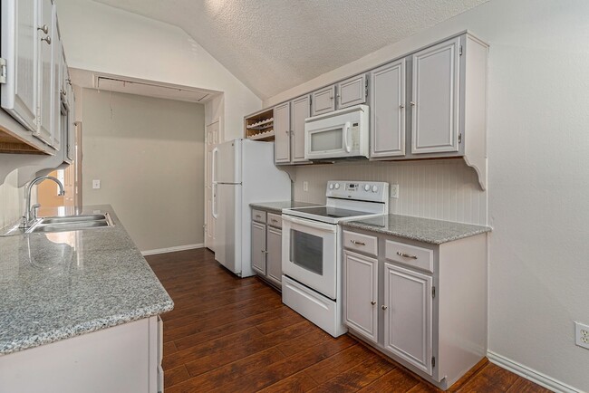 Photo - 588 Lake Forest Dr