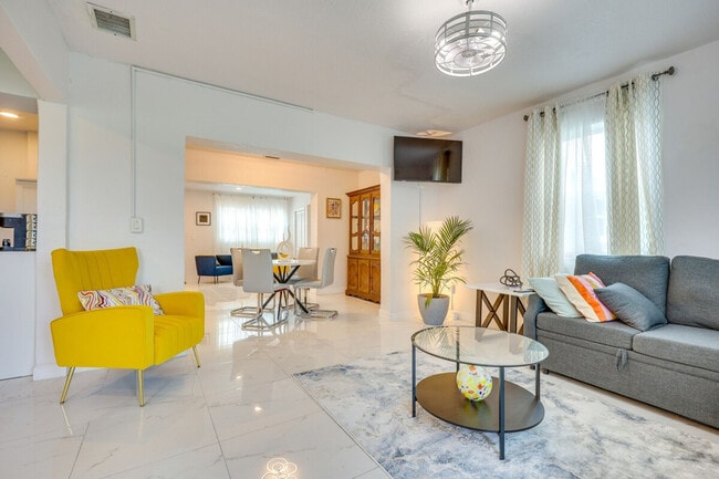 Building Photo - 19630 NW 5th Ave Unit ID1306987P