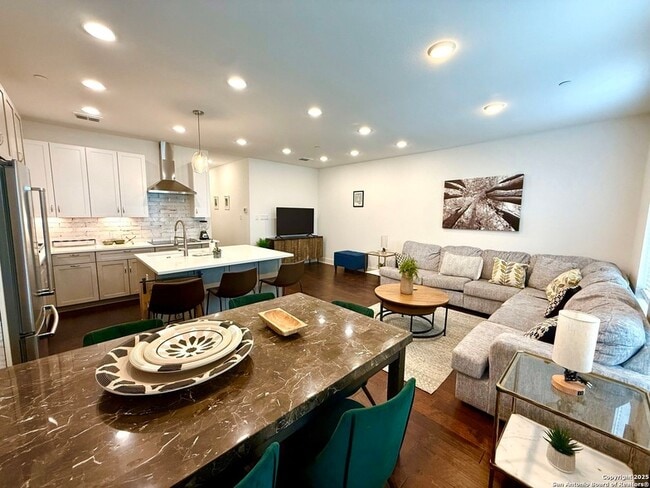 Photo - 808 E Carson St