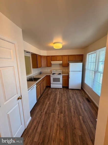 Photo - 1169 Commercial Ct