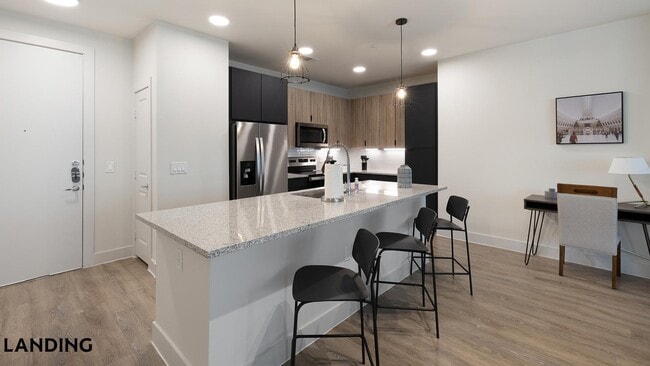 Building Photo - 502 E College St Unit 263