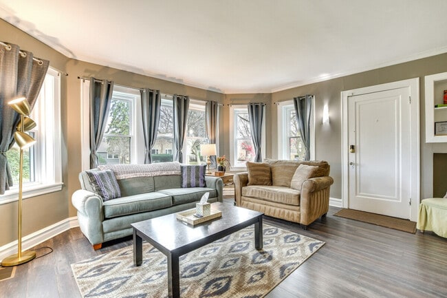 Building Photo - 1546 Fowler Ave Unit ID1305420P