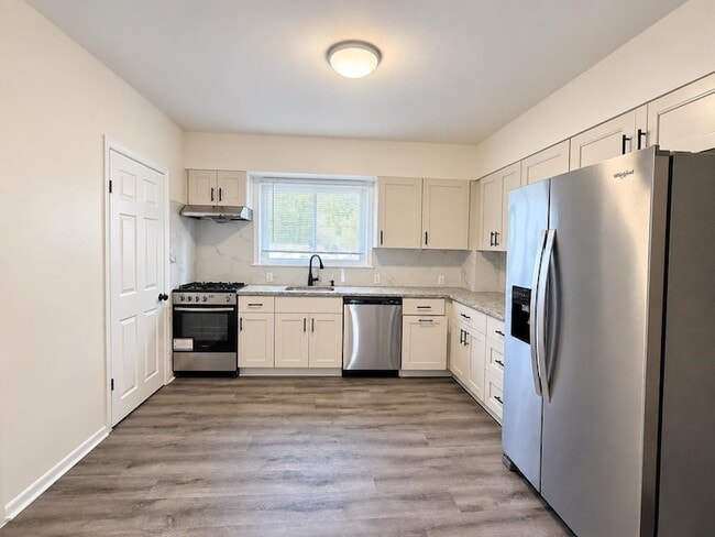 Photo - 877 Jaques Ave