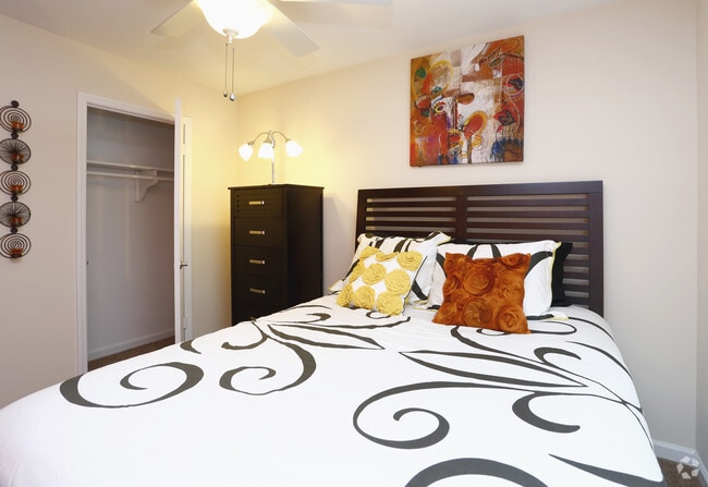 3BR, 2.5BA - 1500sf Cypress- Bedroom - 501 Towns-Lexington Street Apartments