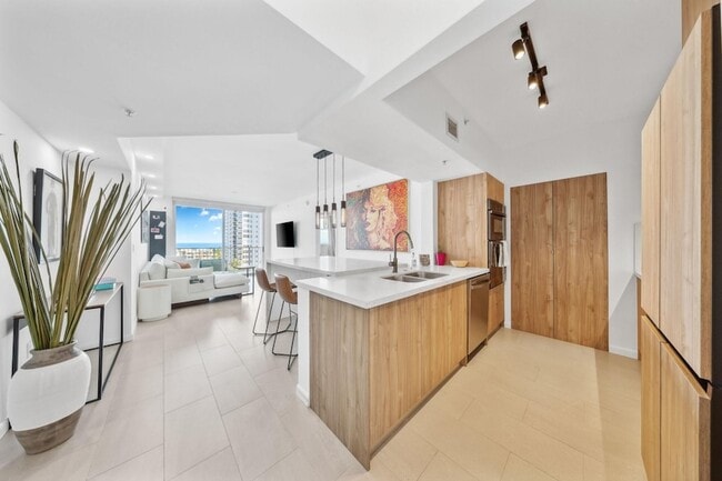 Building Photo - 3020 NE 32nd Ave Unit 903