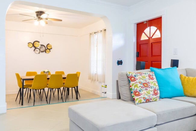 Photo - 910 NE 49th St Unit ID1258733P